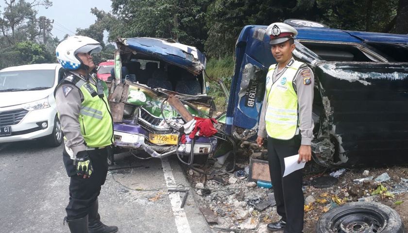 mobil Panther seruduk bus