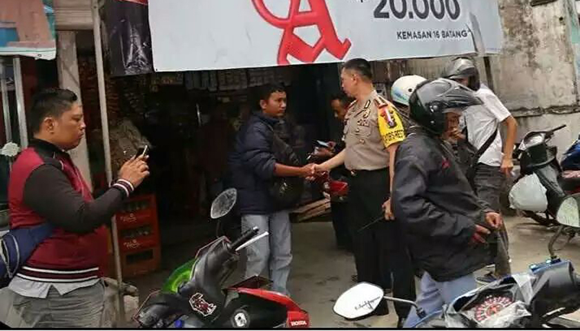 pengemudi ojek online dan sopir angkot