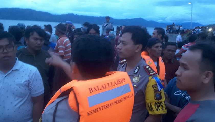 kapal tenggelam di danau toba