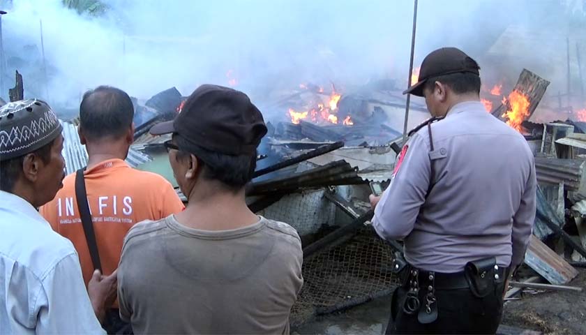 rumah di jalan musyawarah kota Tebing Tinggi terbakar
