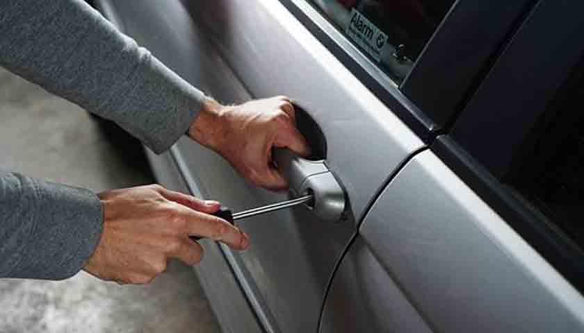 mobil disikat maling