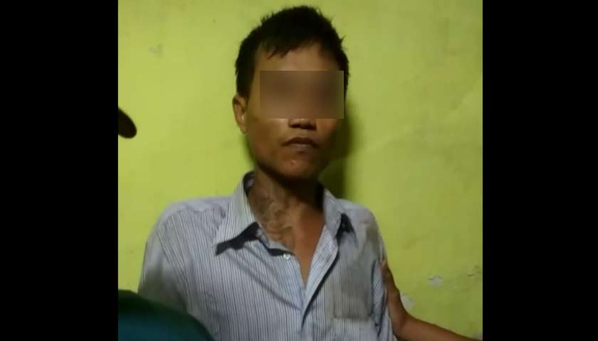 sembunyi di belakang rumah