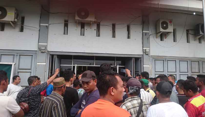 Ratusan warga Labusel