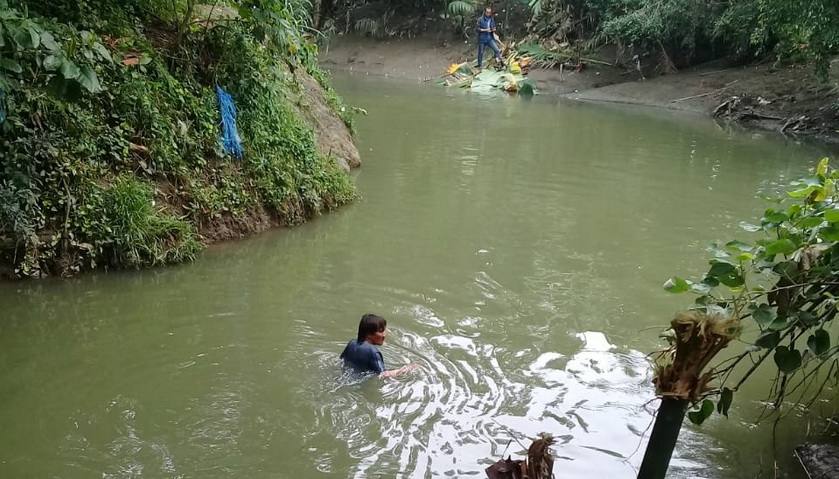 berenang di sungai