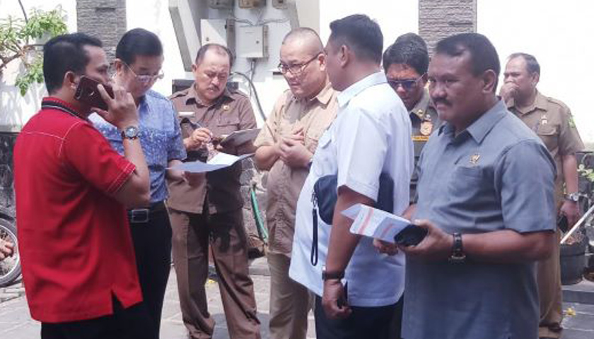 berdiri di atas fasum