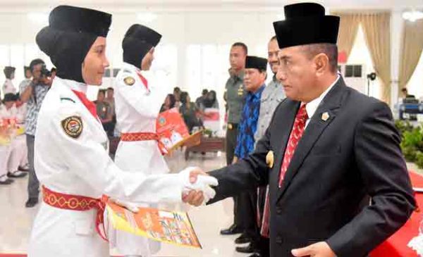 gubsu berikan bingkisan