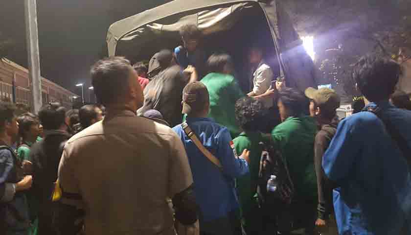 Evakuasi ratusan mahasiswa
