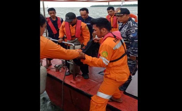 kapal pukat apung