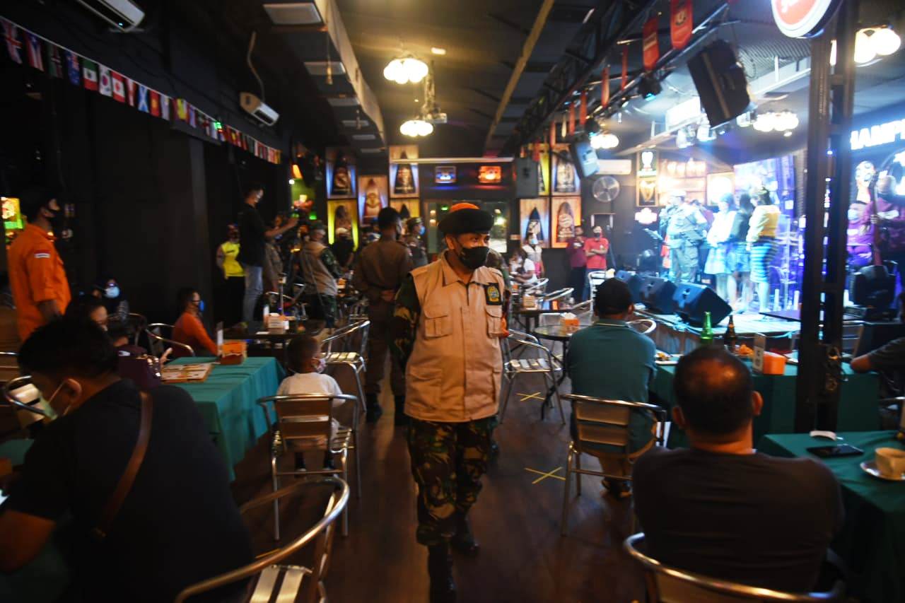Satgas Covid 19 Mebidang meninjau penerapan protokol kesehatan di sejumlah kafe dan hiburan malam di Kota Medan, Jumat (30/10) malam.