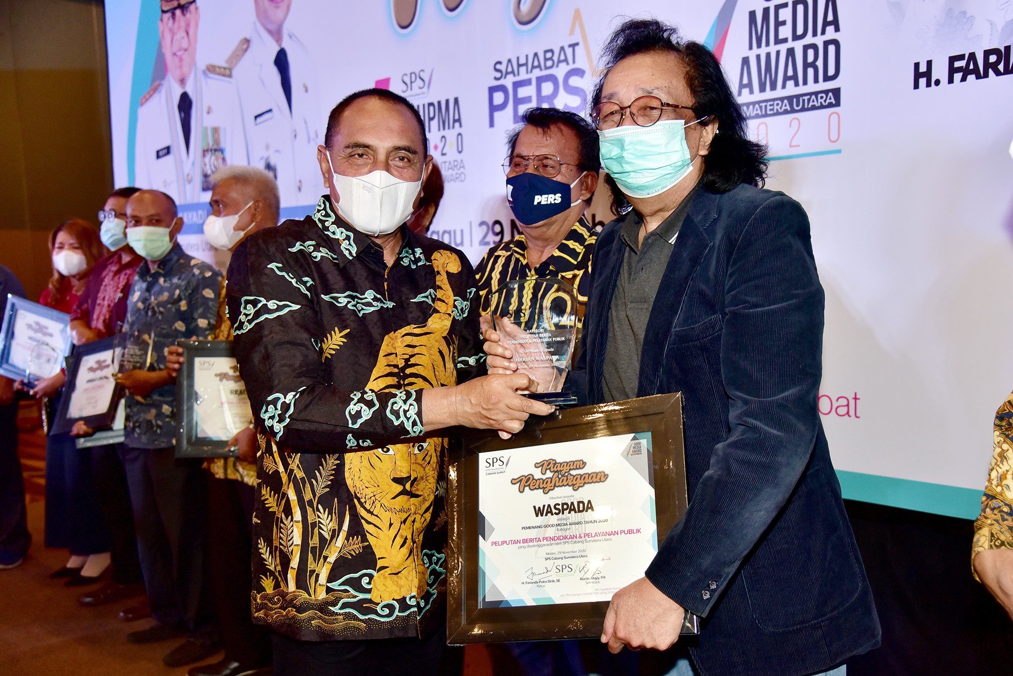 Gubernur dan Wagub Sumut, Dianugerahi Penghargaan Sahabat Pers