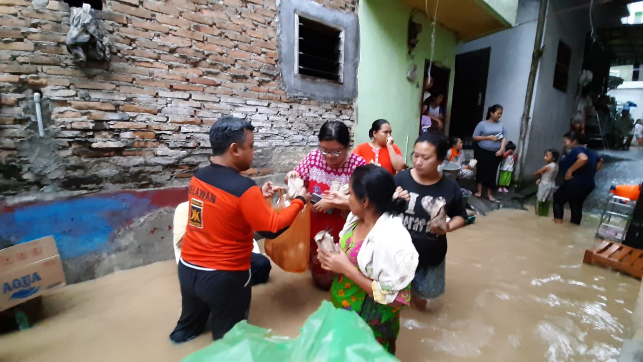Syaiful Bagikan Sarapan Pagi ke Warga Terdampak Banjir 