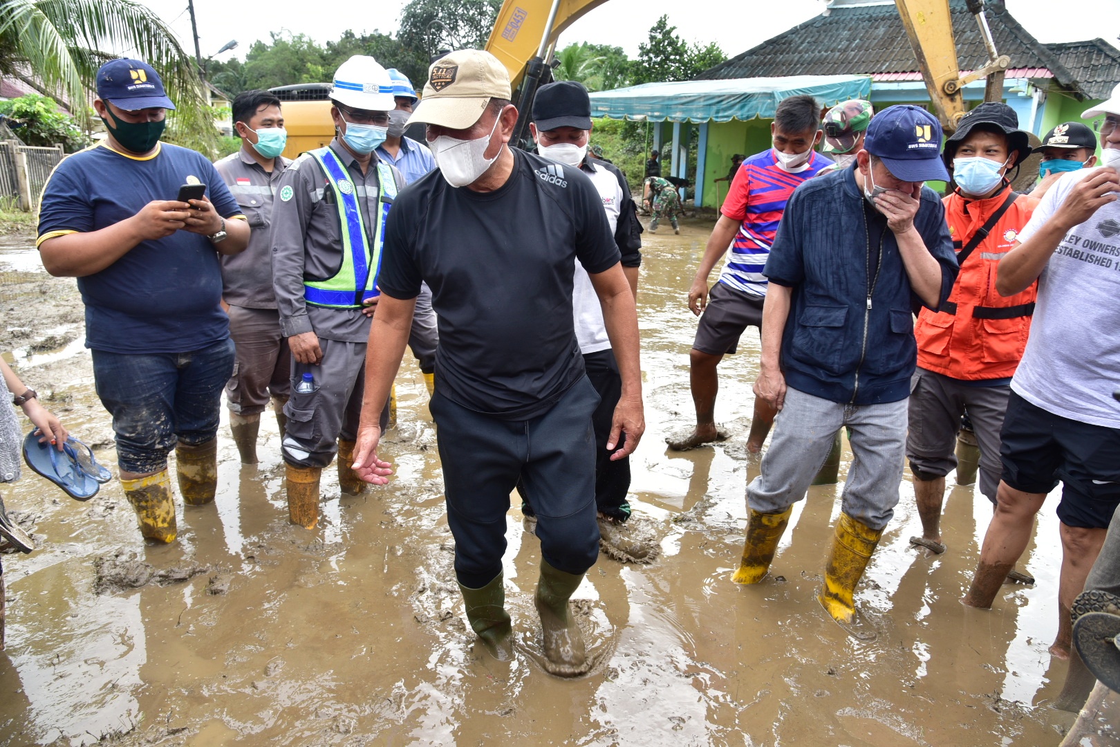 Gubernur Sumatera Utara (Sumut) Edy Rahmayadi didampingi Ketua Tim Penggerak (TP) Pemberdayaan Kesejahteraan Keluarga (PKK) Nawal Edy Rahmayadi melakukan peninjauan kembali ke pemukiman warga yang terdampak banjir