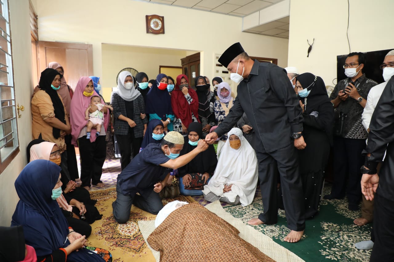 Kapolda Sumut Melayat ke Rumah Duka Ibunda Wakil Ketua KPK 