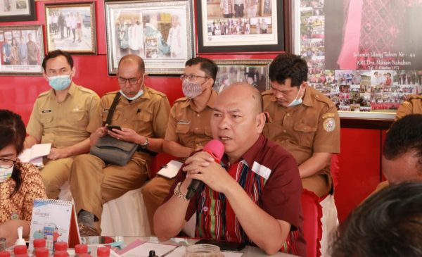Bupati Tapanuli Utara Drs. Nikson Nababan , M.Si didampingi Asisten I Parsaoran Hutagalung dan beberapa Pimpinan OPD pimpin Rapat Koordinasi dengan seluruh Capat dan