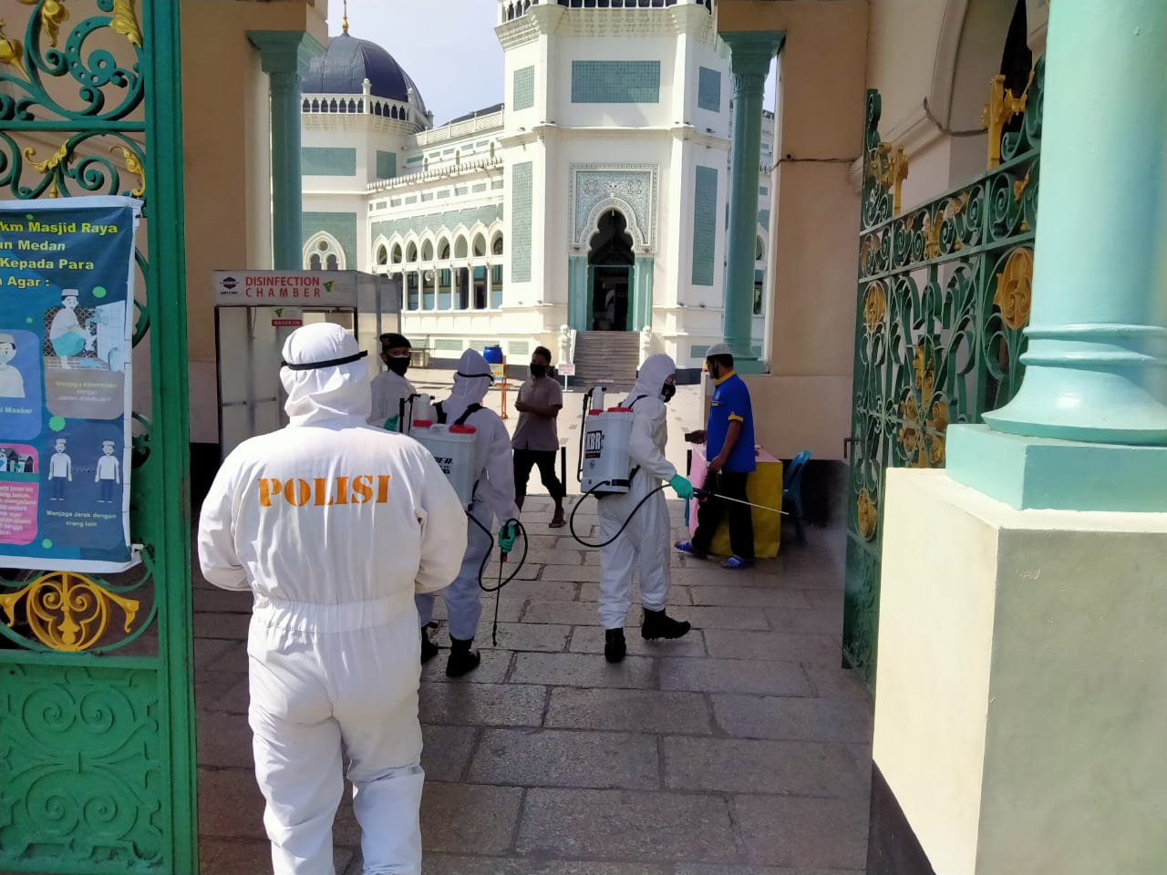 Brimob Sumut Semprot Disinfektan di Mesjid Raya Al Mashun Medan