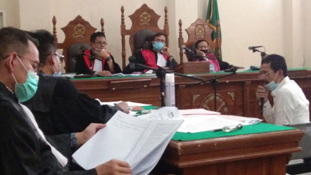 Rekanan di Kabupaten Labura Panusunan Siregar (kanan), saksi fakta terakhir yang dihadirkan tim JPU KPK