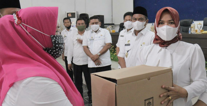 Bupati Sergai memberikan bantuan