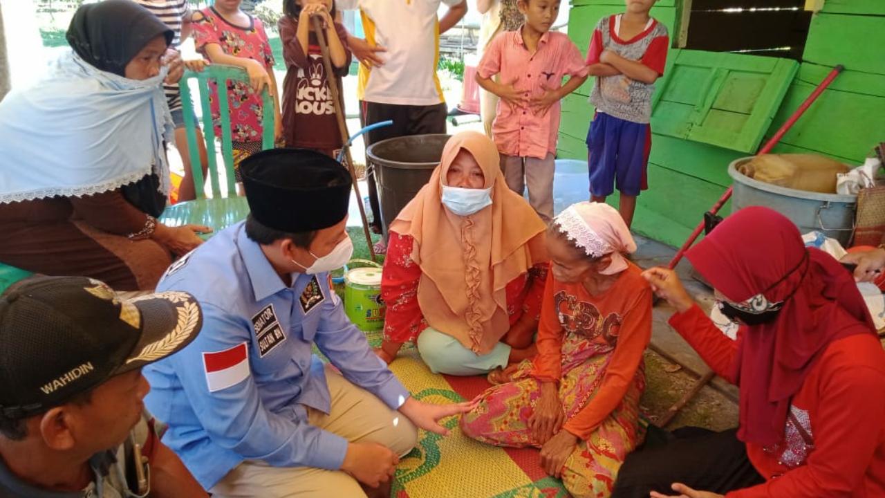 Seorang Nenek Buta Tidur Bersama Ayam Tarik Perhatian Waka DPD RI
