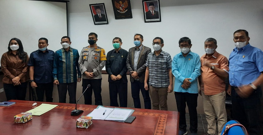 Bupati Karo membahas