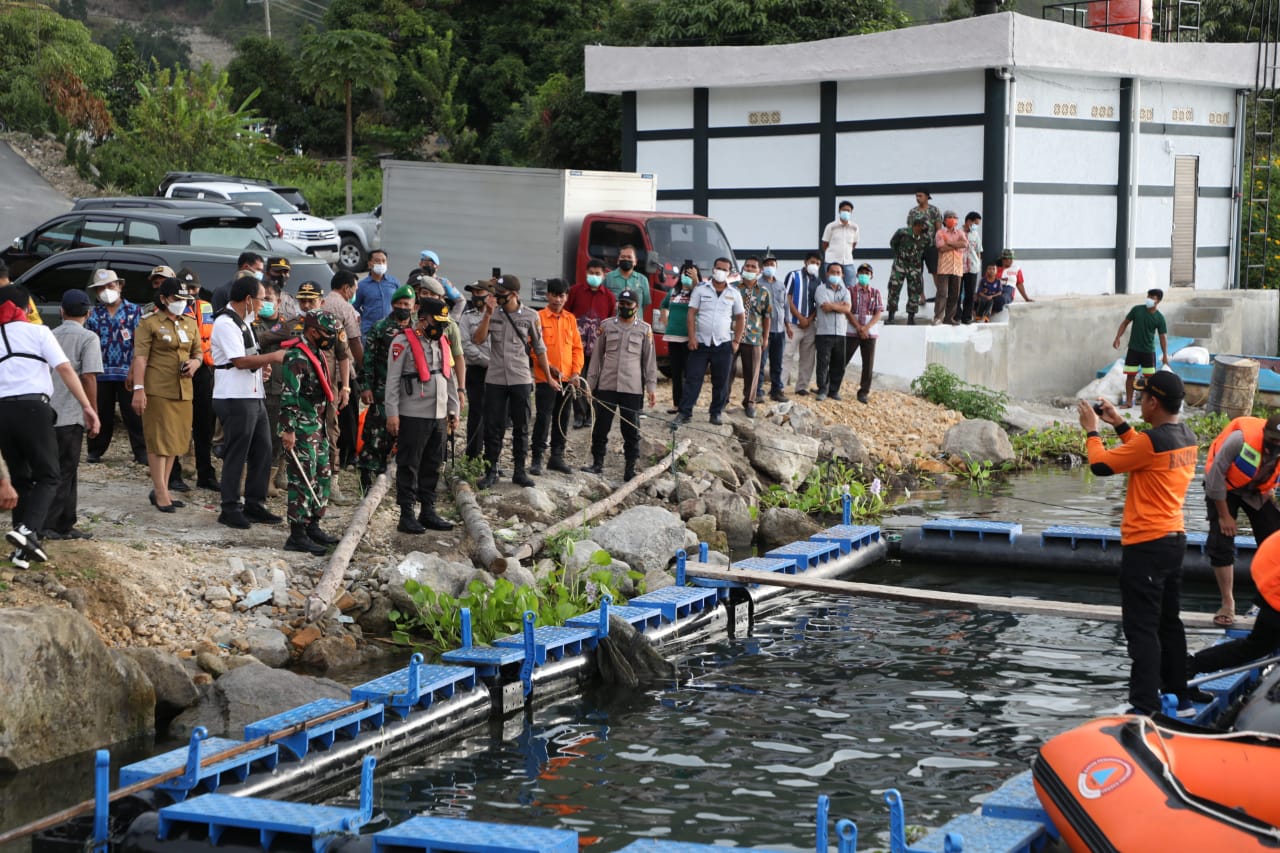 Disaksikan Kapolda Sumut, 49 KJA di Danau Toba Ditertibkan