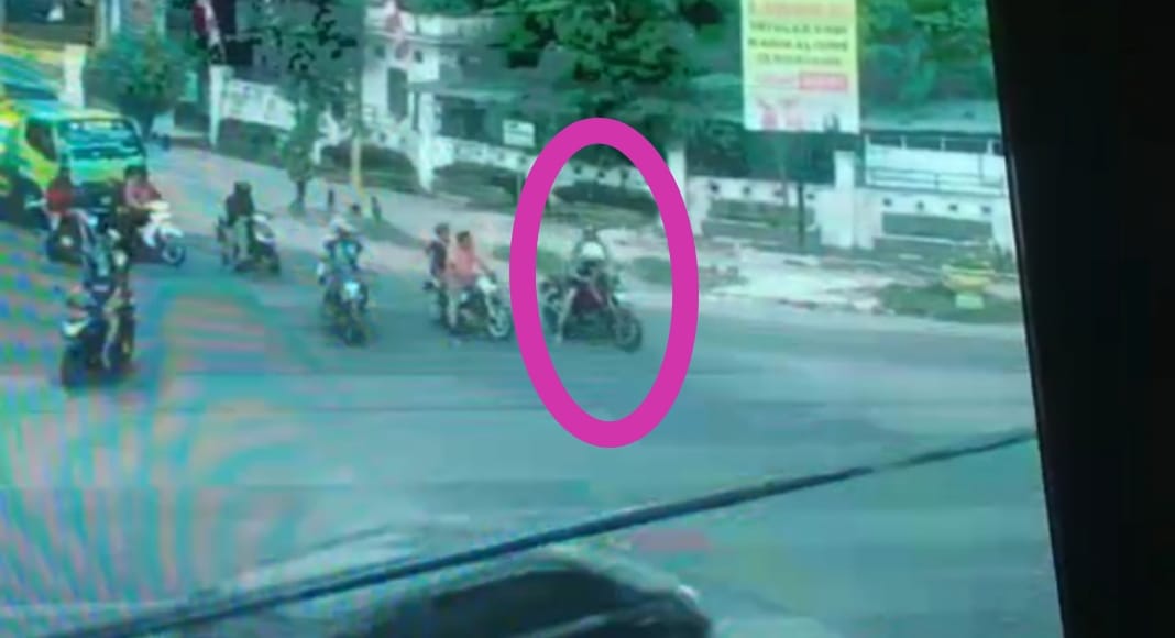 Jalanan Ramai! Begal Sadis Tikam Pengendara Motor di Medan