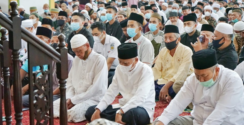 Bupati Asahan dan Ratusan Jamaah Sholat Idul Fitri di Masjid Agung