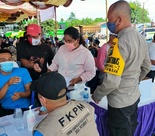 Polsek Patumbak melaksanakan vaksinasi massal kepada warga lanjut usia atau lansia di Kecamatan Amplas dan Kecamatan Patumbak pada Sabtu