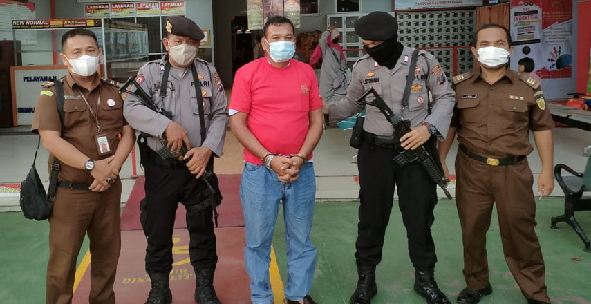 Mantan Kepala SMAN 8 Medan Jonggor Panjaitan, tersangka kasus dugaan korupsi, Senin (19/7/2021), resmi menjalani penahanan