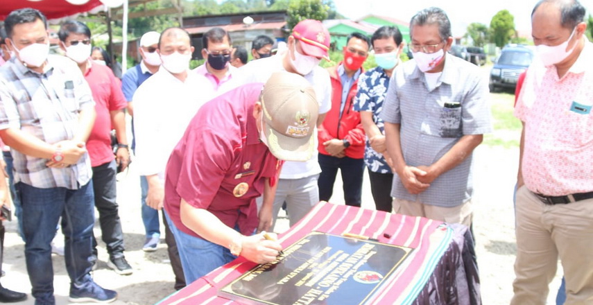 Bupati Taput Drs Nikson Nababan MSi resmikan jembatan alternatif masyarakat Aek Siansimun menuju pusat kota