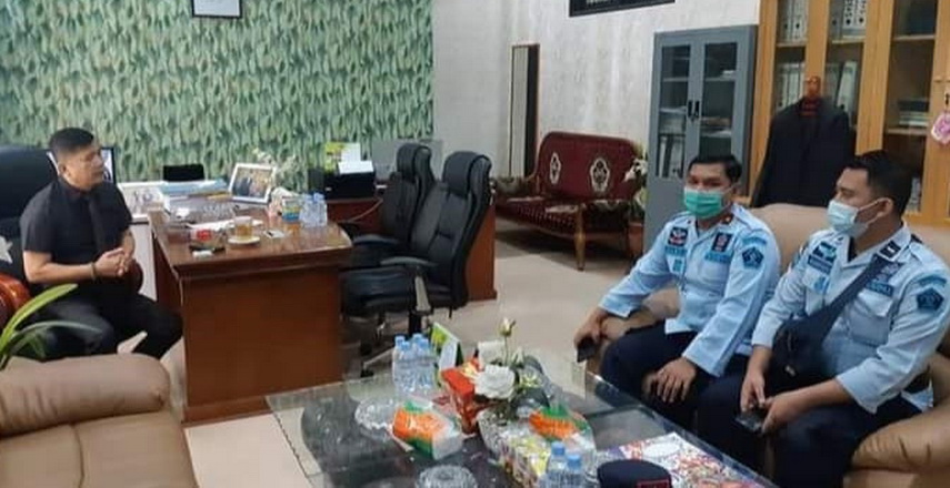 Kepala Lembaga Pemasyarakatan (Lapas) Kelas IIB Panyabungan Hamdi Hasibuan melakukan silaturahmi sekaligus koordinasi dengan Ketua DPRD Madina