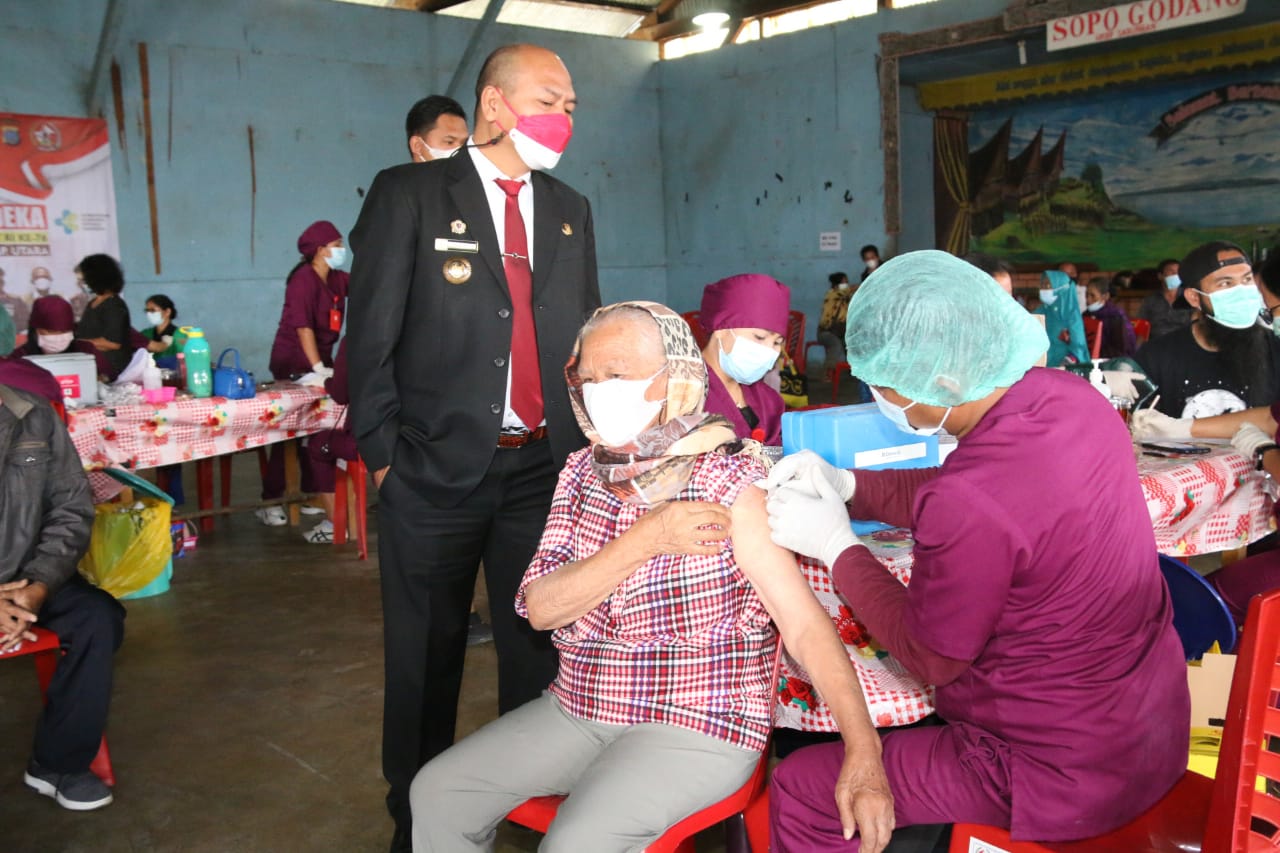 Bupati Taput Tinjau Pelaksanaan Vaksin sebanyak 800 dosis di Sabungan Siborong-borong