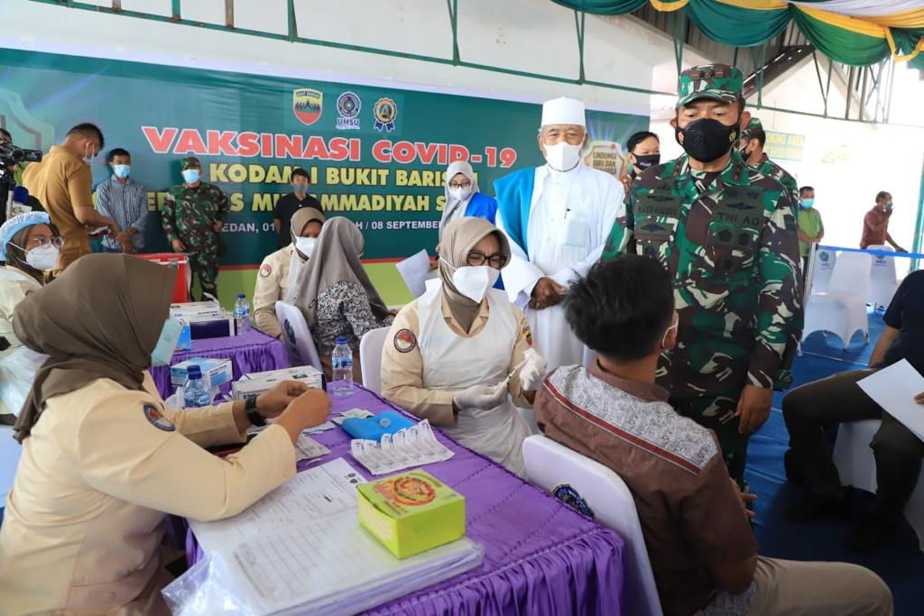 Pangdam I/BB Tinjau Pelaksanaan Vaksinasi Mahasiswa UMSU Medan