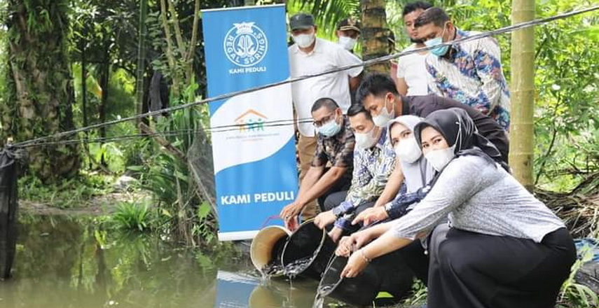 Ketua DPRD Sergai Dampingi PT Aquafarm Nusantara Berikan Bantuan Bibit Ikan Nila