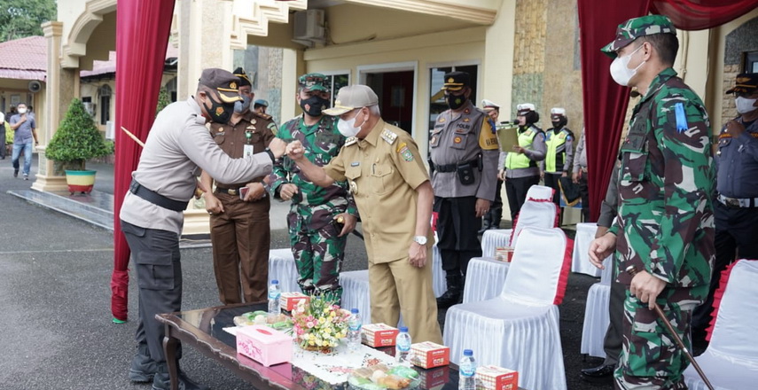 Kapolres Asahan AKBP Putu Yudha Prawira memimpin Apel Pasukan Operasi Patuh Toba 2021 di halaman Mapolres Asahan, Senin (20/9/2021).