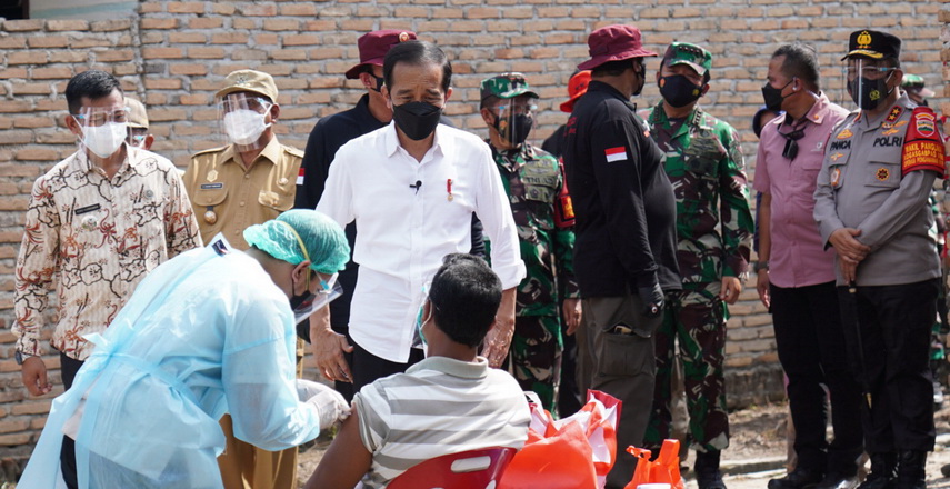 Presiden RI Joko Widodo (Jokowi) meninjau pelaksanaan vaksinasi massal door-to-door (dari pintu ke pintu) di Dusun Amal Bhakti, Desa Emplasmen Kualanamu, Kecamatan Beringin, Kabupaten Deliserdang, Kamis (16/9/2021).