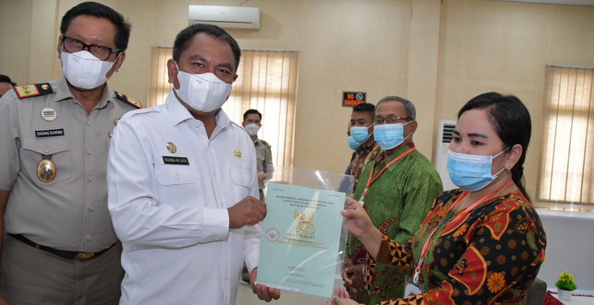 Bupati Sergai H Darma Wijaya membagikan 1.000 sertifikat tanah kepada masyarakat