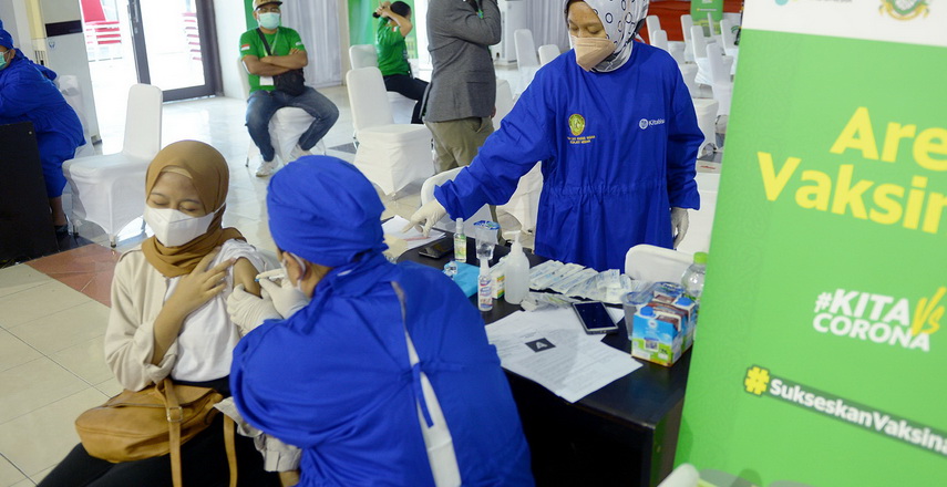 vaksin dibagikan kepada masyarakat dengan menjalankan protokol kesehatan (Prokes)