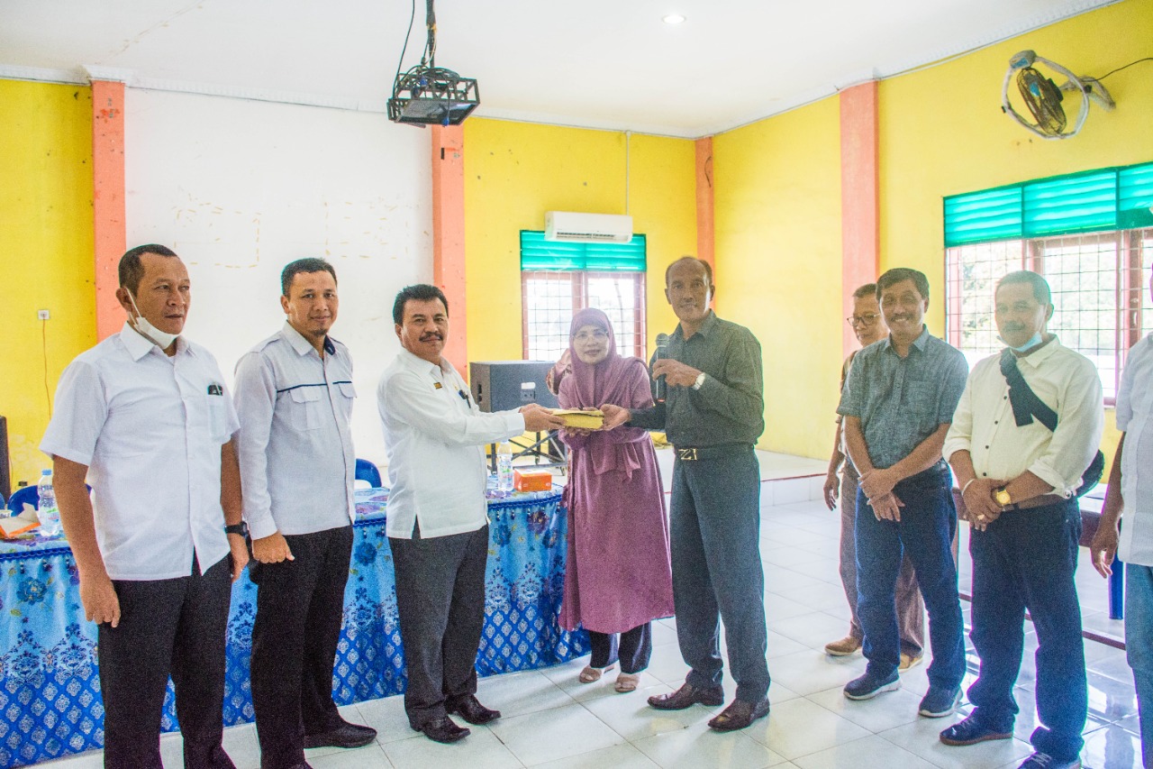 Alumni Serahkan Bantuan Renovasi Musholla SMA Negeri 15 Medan