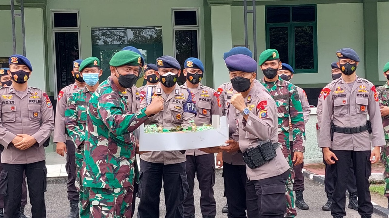 Datangi Markas TNI, Brimob Polda Sumut Beri Kejutan Ulang Tahun