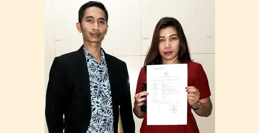 Sasa didampingi salah seorang PH, Selamet Mulyana SH, usai membuat laporan ke Polrestabes Medan | topmetro.news