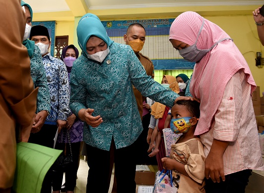 Kunjungi Penderita Stunting di Medan, Ini Pesan Nawal Lubis