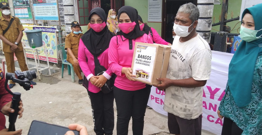 Ketua Bhayangkari Cabang Langkat Indri Danu Pamungkas Totok, melaksanakan kegiatan kunjungan kerja (kunker) dalam rangka vaksinasi dan bansos