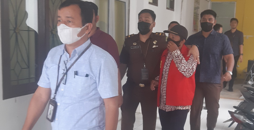 Kejari Madina melakukan penahanan terhadap tersangka IDS (43), mantan Kepala Desa (Kades) Pasar V Kecamatan Natal Kabupaten Madina, Kamis (11/11/2021) sore.