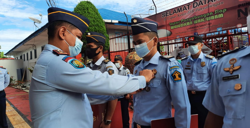 pegawai Lembaga Pemasyarakatan (Lapas) Kelas IIB Panyabungan, Kanwil Kemenkumham Sumatera Utara, mendapat penghargaan dari Kementerian.