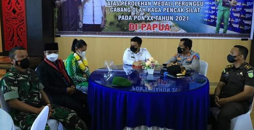 Bupati Samosir Berikan Penghargaan kepada Artetty Nadeak Atlet Pencak Silat PON XX Papua
