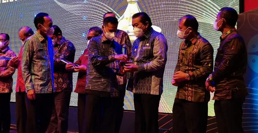 Bupati Taput Peroleh Penghargaan Klaster Ketahanan Pangan dari Bank Indonesia