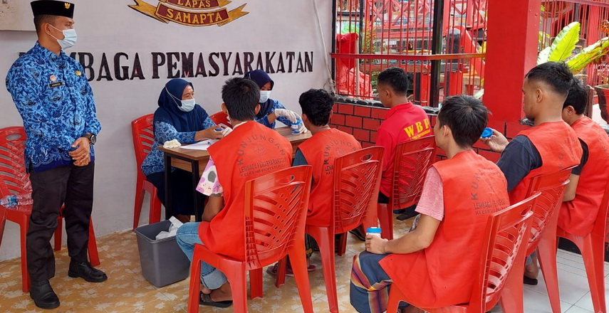 Warga Binaan Lapas Kelas IIB Panyabungan Kanwil Sumatera Utara ikuti test urine