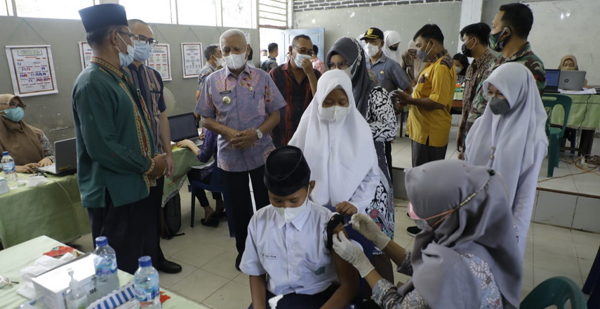 Bupati Asahan H Surya BSc bersama Asisten I, Kadis Kominfo melakukan peninjauan pelaksanaan Vaksinasi Covid-19 di sekolah
