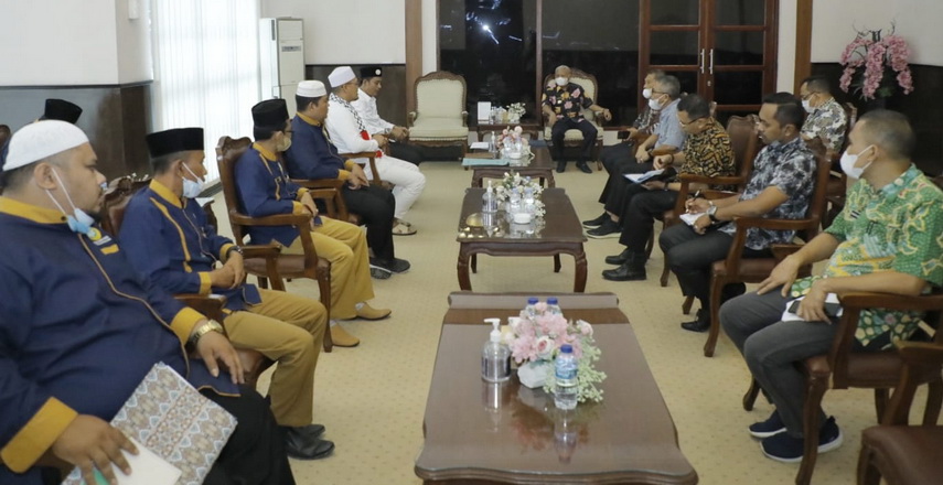 Bupati Asahan H Surya BSc menerima audensi Lembaga Tahfiz Al-Quran Dewan Dakwah Islamiyah Indonesia Kabupaten Asahan di Ruang Kerja Bupati Asahan, Jumat (17/12/2021)