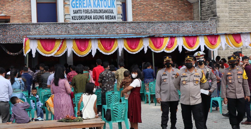 Kapolres Humbahas AKBP Achmad Muhaimin SIK MH mengecek kegiatan Ibadah Natal di Gereja yang ada di Kecamatan Doloksanggul Kabupaten Humbahas